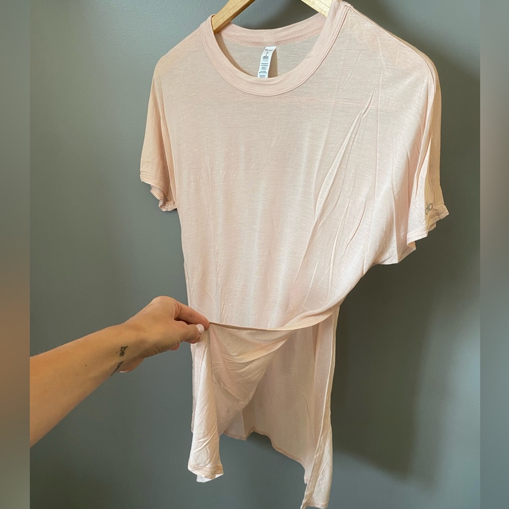 ALO YOGA | Light Pink Short Sleeve Tunic with Side slit detail Size S No Flaws
